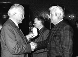 Landeshauptmann Dr. Josef Ratzenböck überreicht dem überaus erfolgreichen Kapellmeister Johann Erlebach die "Verdienstmedaille des Landes OÖ" (1990)